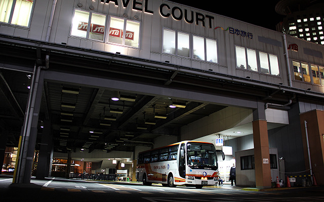 新大阪から東京へ向かう最終の東海道新幹線を逃した人たちのなかには、高速バスや寝台列車といった夜行に“飛び乗り”で利用する人も「週に2～3人いる」「ひと月に数人はいる」という