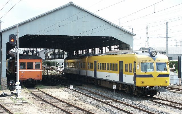 日本旅行は蒸気機関車と電車の運転を一度に体験できるツアーを企画した。写真はツアー2日目に運転する一畑電車のデハニ50形（左）と3000系（右）。