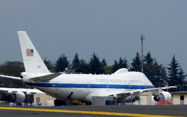 横田基地に駐機中のE-4B。国防長官の滞在中はエンジンを切らず、緊急離陸に備えて待機する。