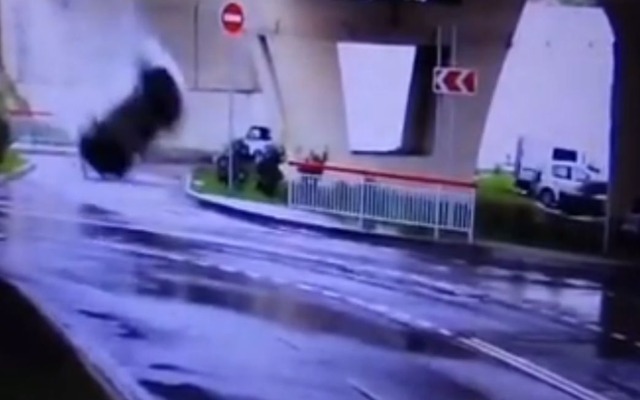 ロシア・ソチの高速道路からSUVが転落した瞬間映像