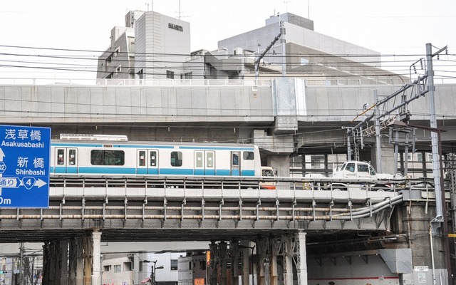 山手線は4月12日、神田～秋葉原間で架線柱が倒れた影響で15時半すぎまで一部区間で運転を見合わせた。現場とみられる付近を走る京浜東北線の電車（鉄道敷地外から撮影）