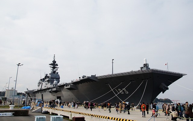 公開された「護衛艦いずも」、イージス艦を縦に2隻停泊させることのできる岸壁をたった1隻で占有してしまうサイズ。