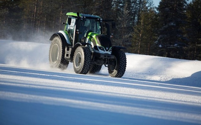 ノキアンタイヤ装着のトラクターが130.165 km/hというトラクターによる氷雪上での世界最高速記録を達成