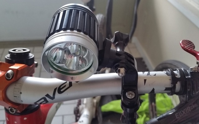 3500ルーメンの明るさで夜道を照らす「The Brightest Bike Light Ever」