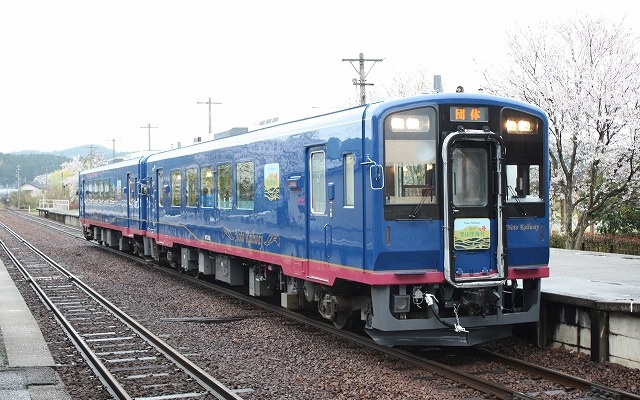 このほど試乗会が行われた、のと鉄道の観光列車『のと里山里海号』。4月29日から営業運行を開始する。