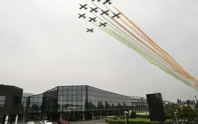 イタリア空軍、ランボルギーニ社に表敬飛行