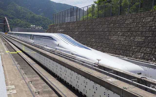 JR東海は山梨リニア実験線で最高速度590km/hの高速走行試験を実施した。写真は山梨リニア実験線のL0系。