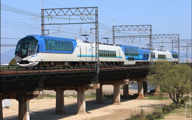 近鉄は『しまかぜ』で運用している50000系の乗車・撮影ツアーを5月に行う。写真は京都線木津川橋りょうを渡るブルーリボン賞受賞記念ステッカー付きの50000系。