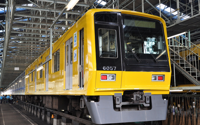 西武鉄道は4月18日から運行を開始する「黄色い6000系電車」のラッピング作業を公開した。黄色い電車に生まれかわった6057編成の先頭車