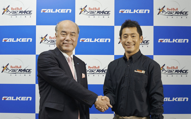 住友ゴム 池田社長（左）と室屋義秀選手