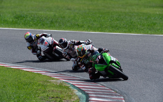 スーパースポーツ600ccのレースシーン