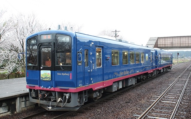 4月29日から運行を開始する『のと里山里海号』。2両編成の「ゆったりコース」と、普通列車に1両増結する「カジュアルコース」が設定される。