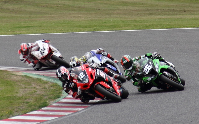 序盤から４メーカーのトップライダーたちが白熱のバトル