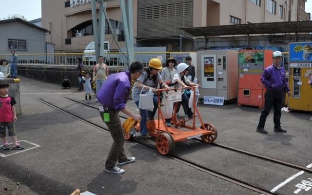 伊賀鉄道は5月3日に恒例の車両基地公開イベント「伊賀線まつり」を開催する。写真は軌道自転車運転体験の様子。