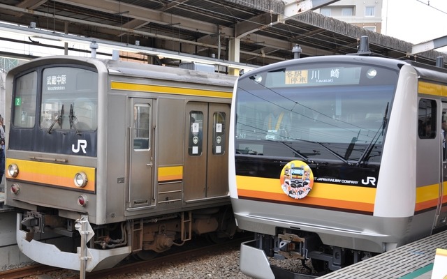 南武線の従来車205系（左）と新型車E233系8000番台（右）。横浜線や埼京線に続き、南武線の205系もE233系の投入に伴いインドネシアに譲渡される。