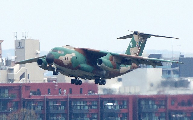 立川飛行場での訓練飛行（経験飛行）を行う、航空自衛隊のC-1輸送機。