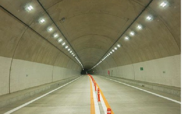 トンネル入口部照明の施設例