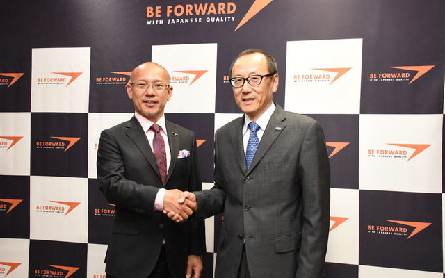 握手するビッグウェーブの服部厚司社長（右）とビィ・フォアードの山川博功社長（左）