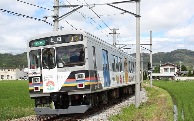上田電鉄は恒例の車両基地イベント「丸窓まつり」を5月5日に開催する。写真は下之郷駅付近を走る上田電鉄の電車。