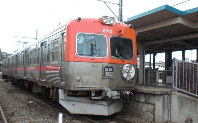 北陸鉄道は石川線開業100周年と浅野川線開業90周年を記念したヘッドマーク列車の運行を開始した。写真は5月10日に90周年を迎える浅野川線のヘッドマーク列車。