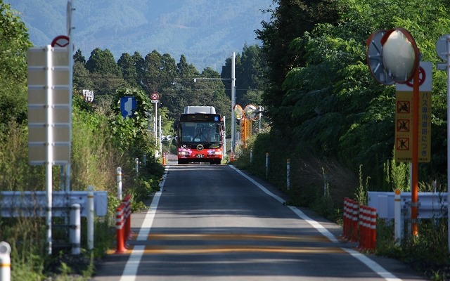 バス専用道を走行する気仙沼線BRTのバス。前谷地～柳津間の延長区間は一般道を走行する。