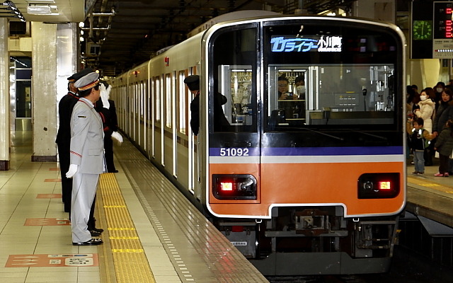 池袋駅を発車する『TJライナー』。金曜深夜に運行されている臨時『TJライナー』が5月7日から木曜深夜も運行されることになった。