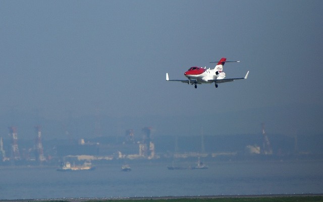 4月23日の午後2時30分、ホンダジェットが羽田空港のC滑走路（RW34R）にアプローチ。