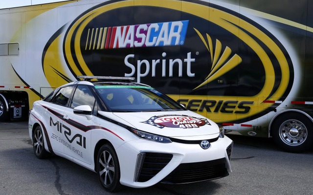 トヨタ MIRAI の NASCAR ペースカー