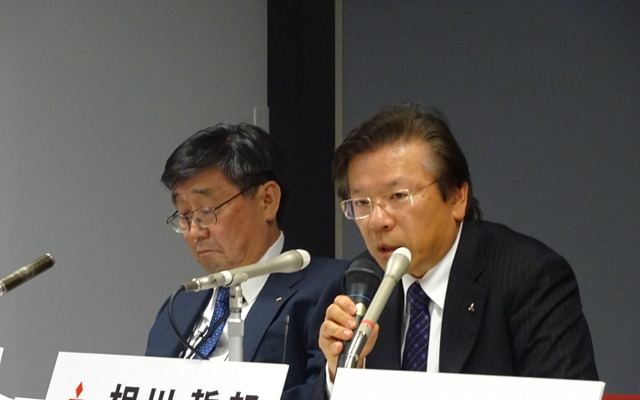 三菱自動車の相川哲郎社長（右）