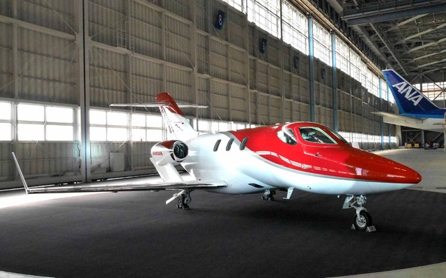 ANAハンガーに駐機したホンダジェット