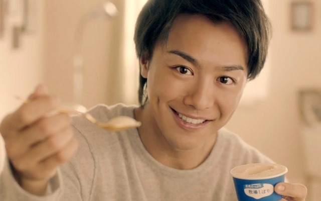 「牧場しぼり」のCMに出演する「EXILE」TAKAHIRO