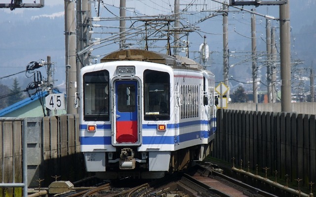 北越急行はゴールデンウィーク期間中に上越新幹線接続の臨時快速を運行する。写真は北越急行ほくほく線の列車。