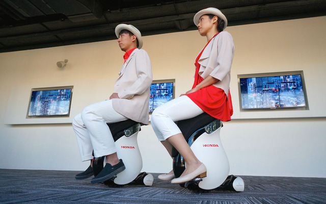 UNI-CUB βに乗る日本館アテンダント