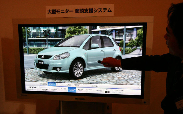 スズキ、大型モニターで商談するシステムを販売店に導入