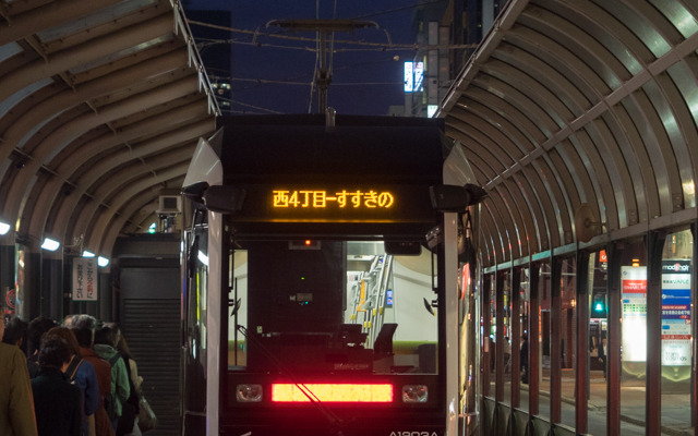 札幌市電の西4丁目停留場。市電のループ化工事に伴い、6月下旬から8月下旬まで南1条西5丁目交差点付近へ一時移設される。