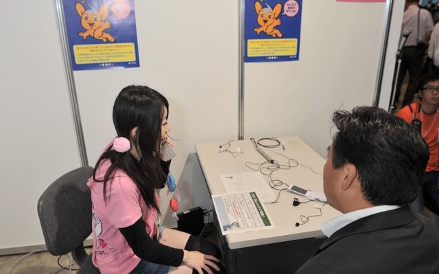 警察官の立ち会いのもと、再度親に電話をかけ、用意されたオレオレ詐欺の台本を読み上げる（モデル：浅野しう／撮影：toybox）