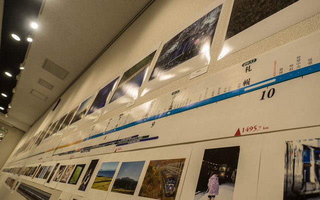 このほど札幌で始まった『トワイライトエクスプレス』の写真展「Twilight Time」の様子。大阪～札幌間の車内の様子を時系列的に展示している。