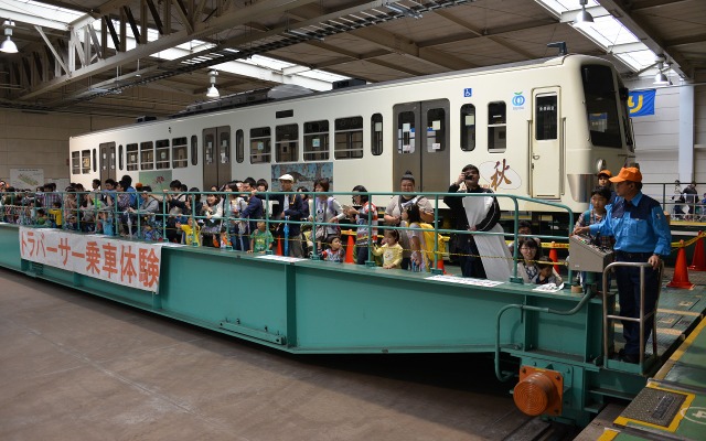 2014年年に行われた「西武・電車フェスタ2014 in 武蔵丘車両検修場」の様子。トラバーサーの乗車体験は今年も行われる。