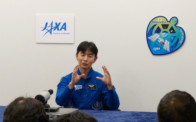 記者会見を行う油井宇宙飛行士