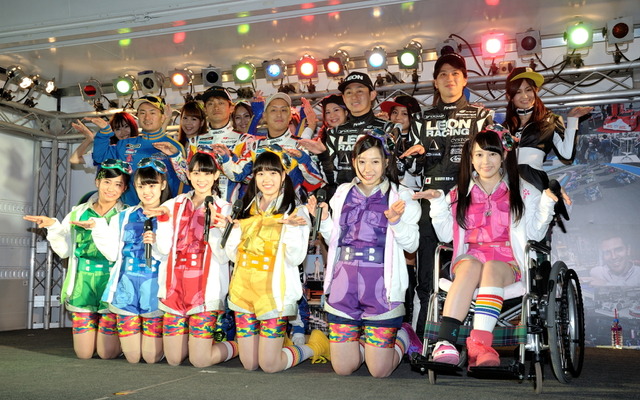 「チームしゃちほこ」ミニライブの様子