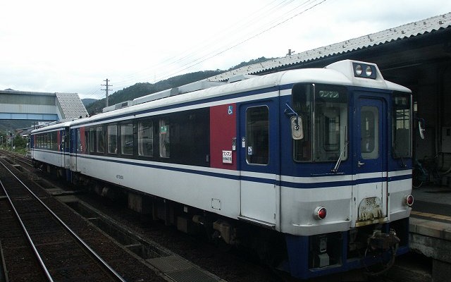 智頭急行は自動車運転免許を自主返納した人を対象にした割引切符「優ユウきっぷ」の発売を始めた。写真は智頭急行のHOT3500形。