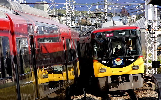 京阪電鉄は来年4月1日付で持株会社体制への移行を計画。鉄道事業と不動産販売事業を全額出資子会社に承継させる。