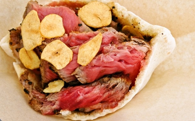 もんじゃ鉄板焼き　大木屋　匠「ステーキサンド」。本当に肉がギュウギュウに詰まっているからすごい。