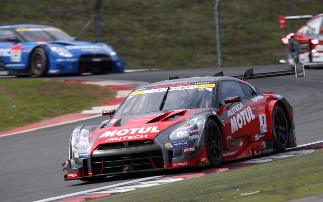 優勝の#1 GT-R（左後方に2位の#12 GT-R）。