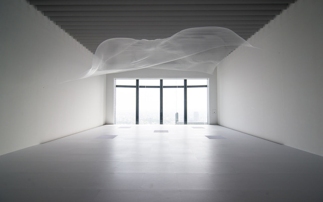 「シンプルなかたち展：美はどこからくるのか」　大巻伸嗣《リミナル・エアー スペース―タイム》2015