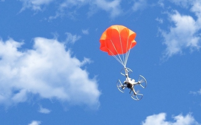 ドローンの落下をパラシュートでサポート「SmartChutes」