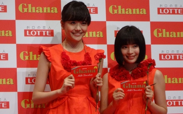 ガーナミルクチョコレートを持つ松井愛莉と広瀬すず