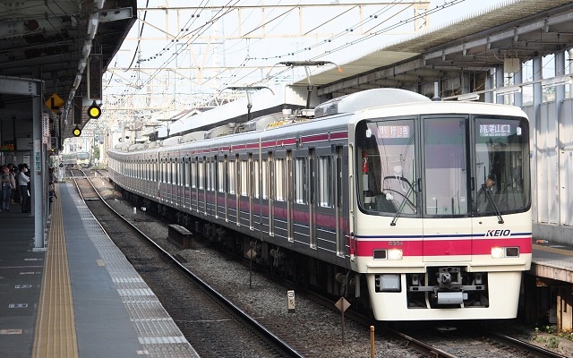 京王電鉄は3カ年の中期経営計画を策定。「有料座席列車」導入の検討などを行う。写真は明大前駅で発車を待つ京王線の準特急。