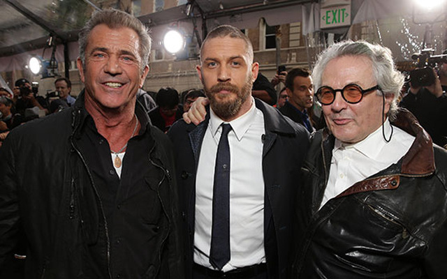 メル・ギブソン、トム・ハーディ、ジョージ・ミラー監督 - (C) 2015 VILLAGE ROADSHOW FILMS (BVI) LIMITED