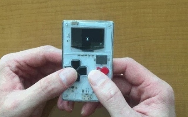 名刺サイズの携帯ゲーム機、Kickstarterで目標の数倍出資集める